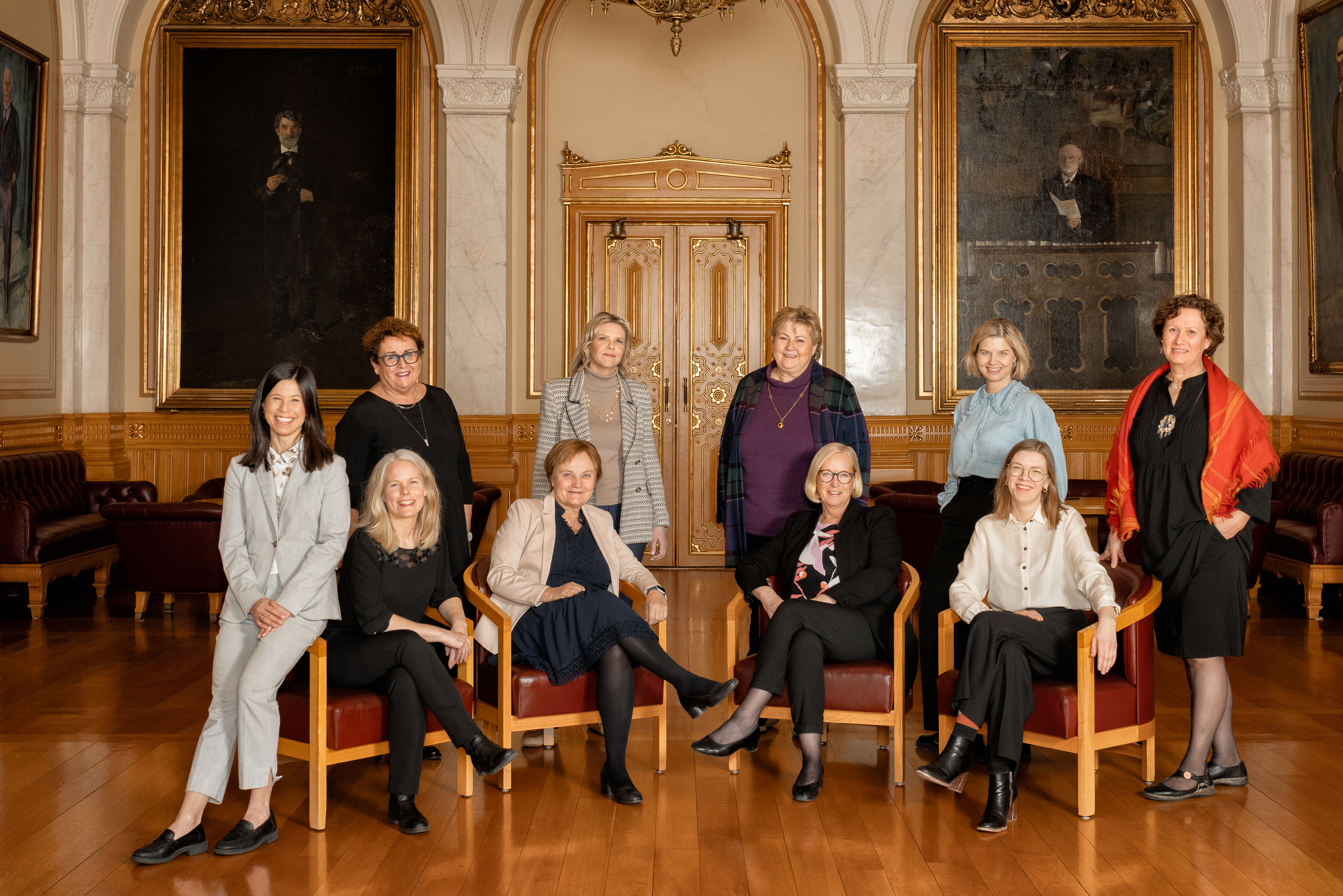 Ti kvinner i Eidsvollsgalleriet på Stortinget.