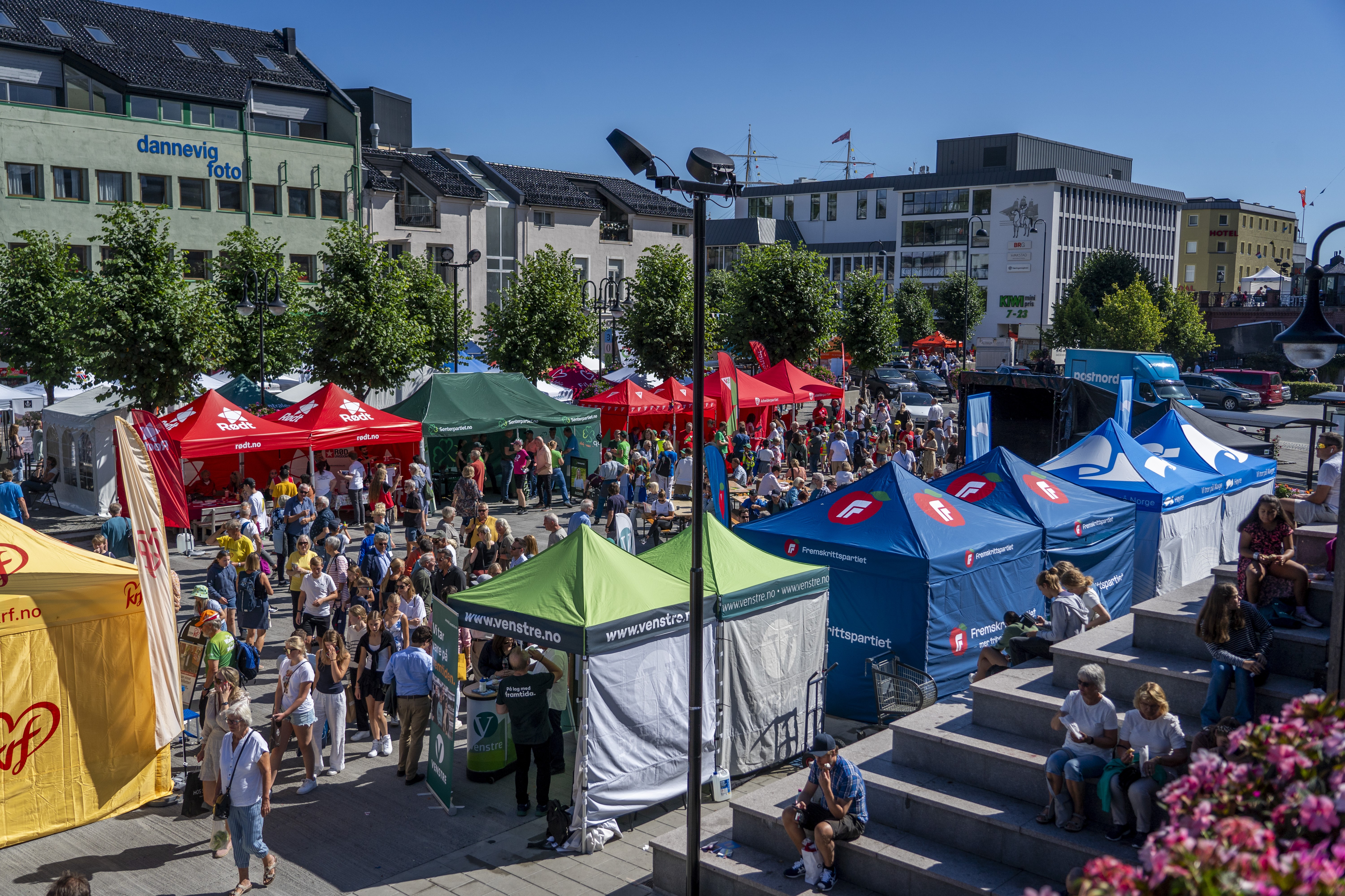 En rekke telt, eller valgboder, som representerer ulike partier står samlet i en gate. 